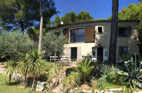 Pernes-les-Fontaines House | Provencal villa with large pine trees and swimming pool