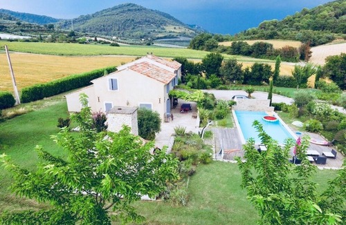 Manosque Villa | Provencal villa for 8 guests, swimming pool, olive grove, in the heart of nature in Manosque.