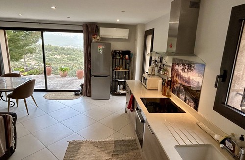 Toulon House | Provencal villa perched in the hills