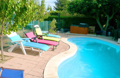 Morieres-les-Avignon Ski Chalet | Provence Bungalow Family 3 Rooms Swimming pool sharing 1h00 8km from Avignon