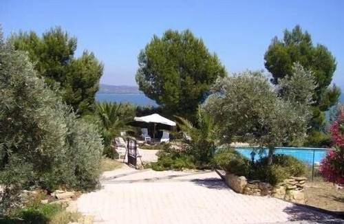 Istres Villa | Provence Beautiful villa in the hills overlooking the water.