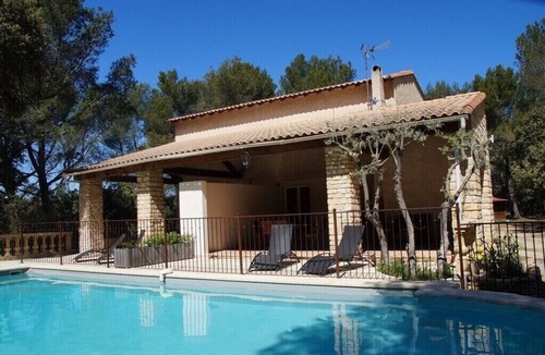 Grans House | PROVENCE RENTAL 5 PERS SWIMMING POOL TENNIS PÉTANQUE - Le Domaine d'Alèzen