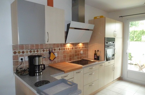 Pierrevert House | Provincial house with large garden. Golf course nearby.