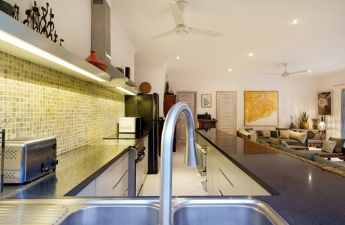 Batu Bolong Villa | Puri Pura; fully serviced 4 bedroom villa, central Canggu, close to the beach.