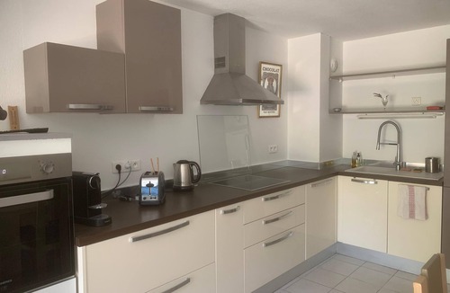 Venelles Apartment | Quiet apartment, sleeps 4, garden-wi-fi parking