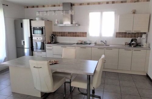 11th Arrondissement House | Quiet, contemporary villa with large terrace at the foot of the hills.