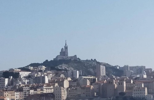 11th Arrondissement House | Quiet, contemporary villa with large terrace at the foot of the hills.