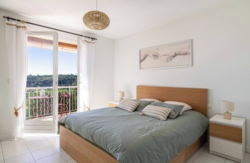 Biot Apartment | Quiet House with Pool