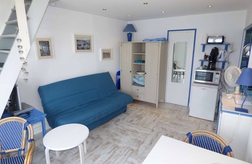 Les Sablettes Apartment | Rare at the location, foot in the beach, full sea view