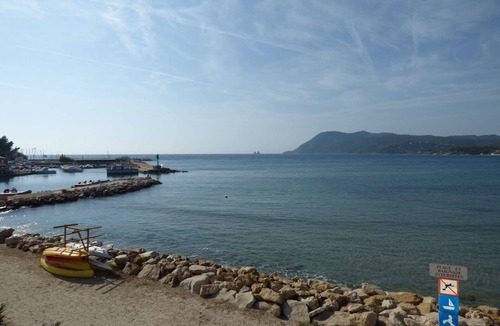 Les Sablettes Apartment | Rare at the location, foot in the beach, full sea view