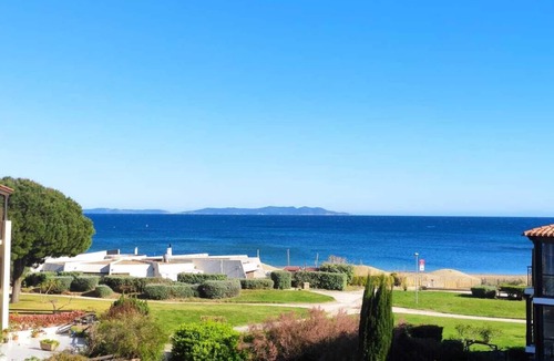 Miramar Apartment | Rent magnificent apartment sea view feet in the water!