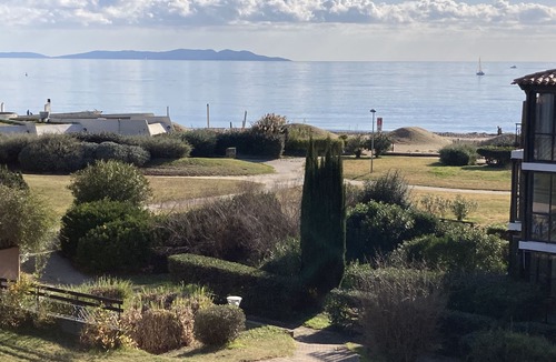 Miramar Apartment | Rent magnificent apartment sea view feet in the water!