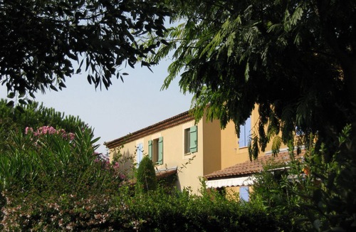 Mouries Apartment | Rental with swimming pool, near Baux de Provence, in the Alpilles natural park
