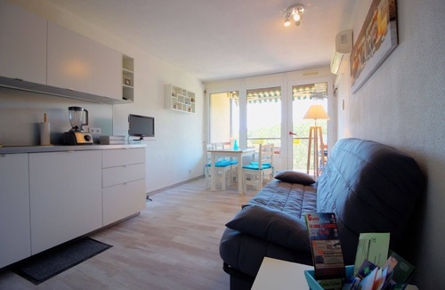 Miramar House | RESIDENCE BEACH FACING THE ISLANDS OF HYERES