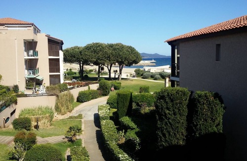 Miramar House | RESIDENCE BEACH FACING THE ISLANDS OF HYERES
