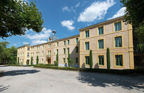 Montbrun-les-Bains Apartment | Romantic Château Stay Rhône