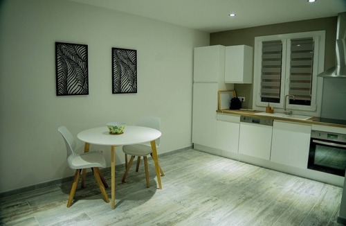 Orange Apartment | Romantic suite with private Jacuzzi, 10-minute walk from Orange's ancient theater