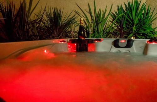 Orange Apartment | Romantic suite with private Jacuzzi, 10-minute walk from Orange's ancient theater