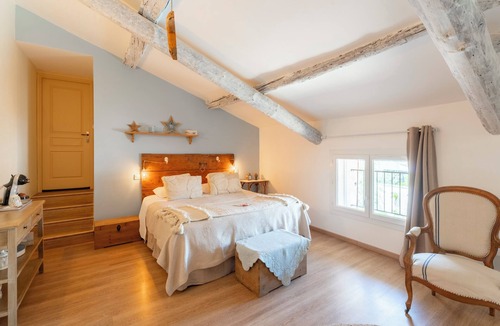 Chateauneuf-de-Gadagne Bed & Breakfast | Room 'Alphonsine' with Shared Pool, Wi-Fi and Air Conditioning