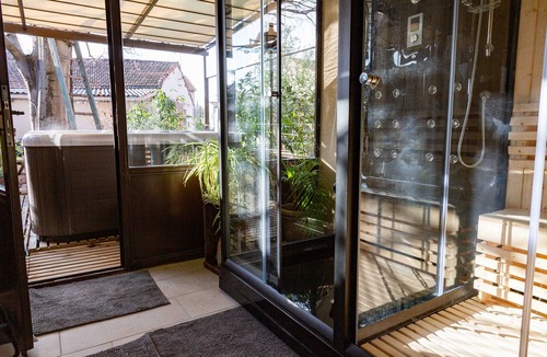 Chateauneuf-de-Gadagne Bed & Breakfast | Room 'Angevine' with Shared Pool, Wi-Fi and Air Conditioning