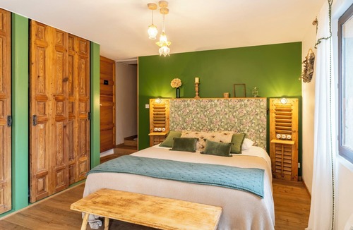 Chateauneuf-de-Gadagne Bed & Breakfast | Room 'Livaline' with Shared Pool, Wi-Fi and Air Conditioning