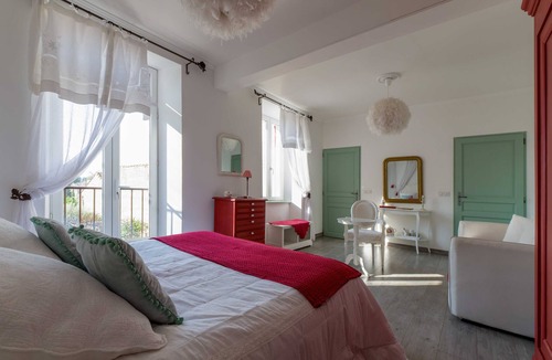 Chateauneuf-de-Gadagne Bed & Breakfast | Room 'Muscadine' with Shared Pool, Wi-Fi and Air Conditioning