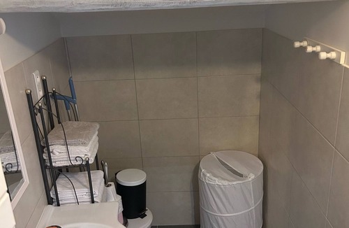 Monteux Bed & Breakfast | Room with shower only