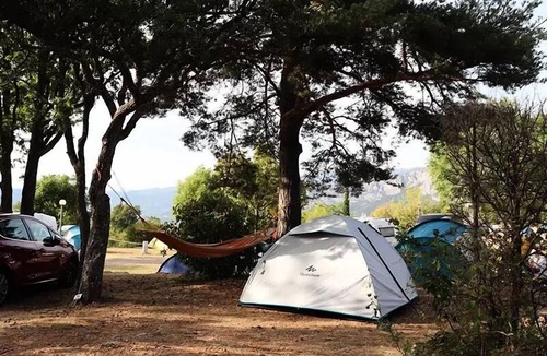 Aiguines Cabin | Roulotte mit Naturblick - 20,40m2 - 2 Schlafzimmer (2 Erwachsene + 2 Kinder -12 Jahre) 4 Personen