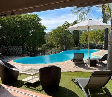 Bagnols-en-Foret Villa | Séjours à partir de 3 nuitées villa avec piscine à débordement, Spa et Pool house