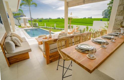 Pererenan Villa | Santorini Sunset NEW 4 BR villa with beautiful rice paddy view and a large pool