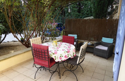 Rognonas Apartment | Self-Catering 2 Bedroom/2 Bathroom Apartment with AC in the Heart of Provence