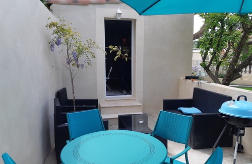 Caumont-sur-Durance House | Small flirtatious house