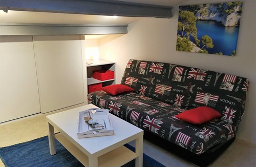 9th Arrondissement House | small house in the calanques national park