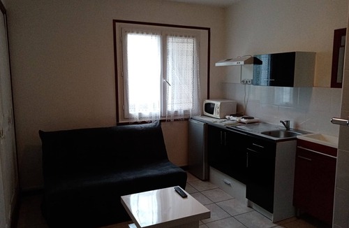 Cuers Apartment | Small studette with garden view
