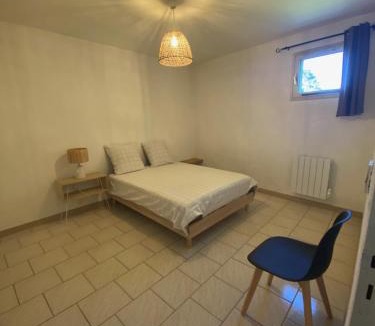 Entraigues-sur-la-Sorgue Apartment | Spacieux 2 chambres, CLIM, parking prive ferme, LOCAL VELOS