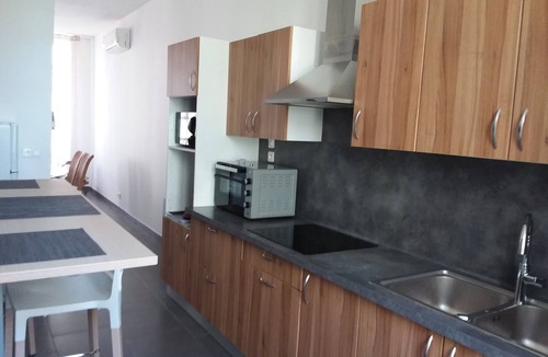 Peyrolles-en-Provence Apartment | Spacious renovated apartment in agricultural building