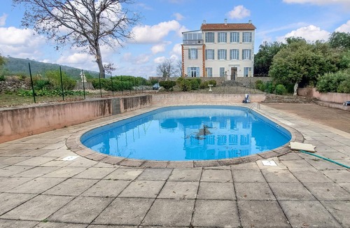 Fox-Amphoux Apartment | Spend your vacation in this appealing apartment with pool access.