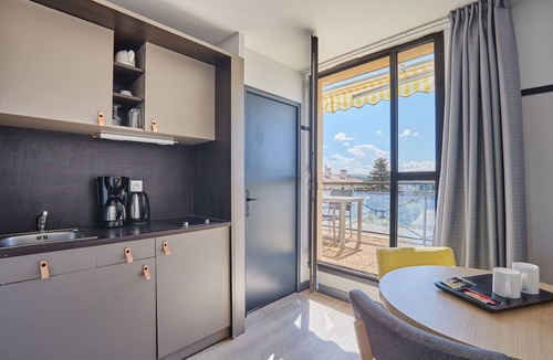 Couronne Urbaine Apartment | Studio à deux pas du centre-ville + terrasse
