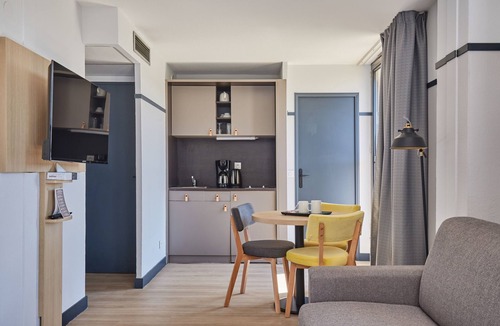 Couronne Urbaine Apartment | Studio à deux pas du centre-ville + terrasse