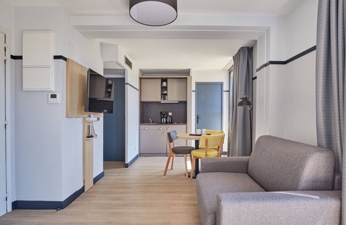 Couronne Urbaine Apartment | Studio à deux pas du centre-ville + terrasse
