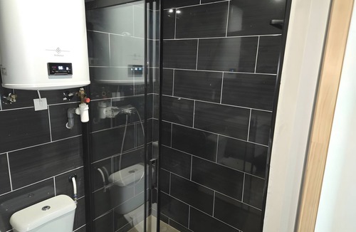 Robion Apartment | Studio Apartment 'Canto Cigalo Rdc 2' with Wi-Fi and Air Conditioning