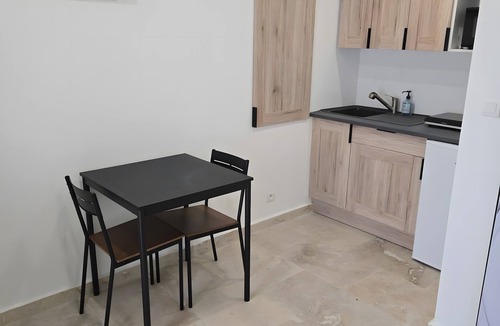 Robion Apartment | Studio Apartment 'Canto Cigalo Rdc 1' with Wi-Fi and Air Conditioning