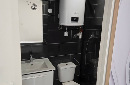 Robion Apartment | Studio Apartment 'Canto Cigalo Rdc 1' with Wi-Fi and Air Conditioning