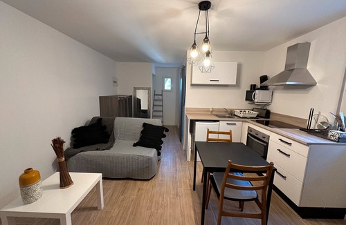 Sollies-Toucas Apartment | Studio Apartment 'Sur Un Domaine D'oliviers' with Mountain View, Wi-Fi and Air Conditioning