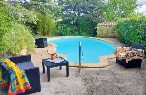 Pertuis Apartment | Studio au Calme au Milieu des Pins Avec les Oiseaux et les Écureuils