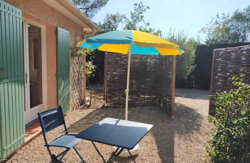 Pertuis Apartment | Studio au Calme au Milieu des Pins Avec les Oiseaux et les Écureuils