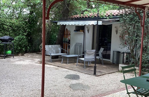 Cogolin Apartment | Studio Avec Terrasse et Pergola Dans Propriété Calme et Sécurisée