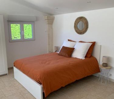 Saint-Saturnin-les-Avignon House | Studio le soleil couchant