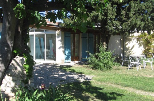 Montfavet Apartment | Studio in Mas provençal in AVIGNON (2 people)