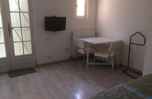 Pertuis Apartment | Studio indépendant en RDC de villa, parking